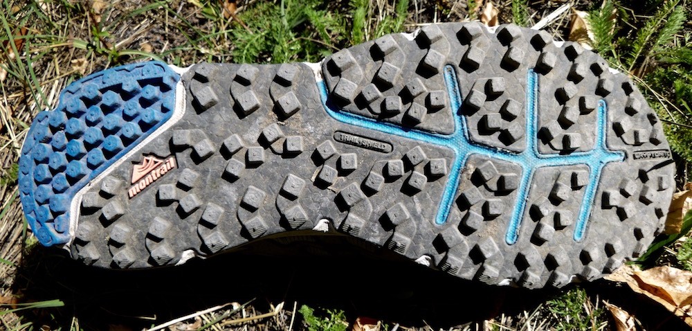 Revisión de las zapatillas de trail running Montrail Bajada II para mujer: las orejetas de este diseño de la banda de rodadura son cúbicas. aunque se pega bien a...