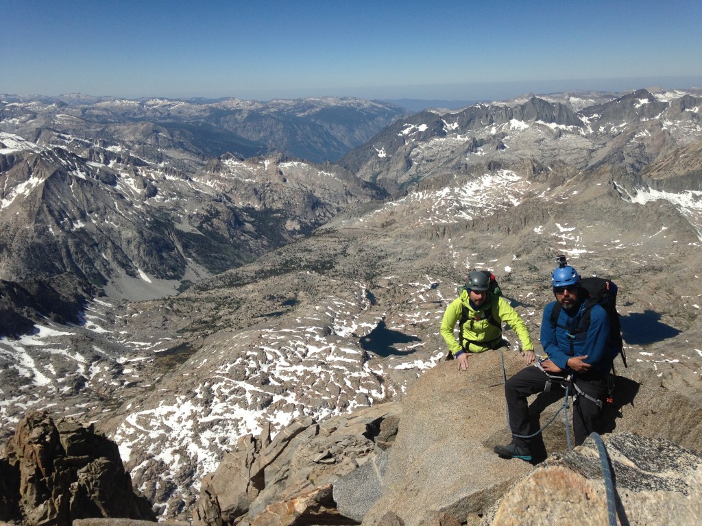 Revisión del mosquetón con cierre giratorio Petzl am'd: en el camino hacia el pico Polemonium en la sierra alta, Luis estÔ feliz de...