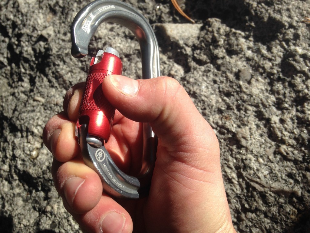 Revisión del mosquetón con bloqueo por giro petzl am'd: el cierre por giro funciona bien para usuarios diestros, gracias al...