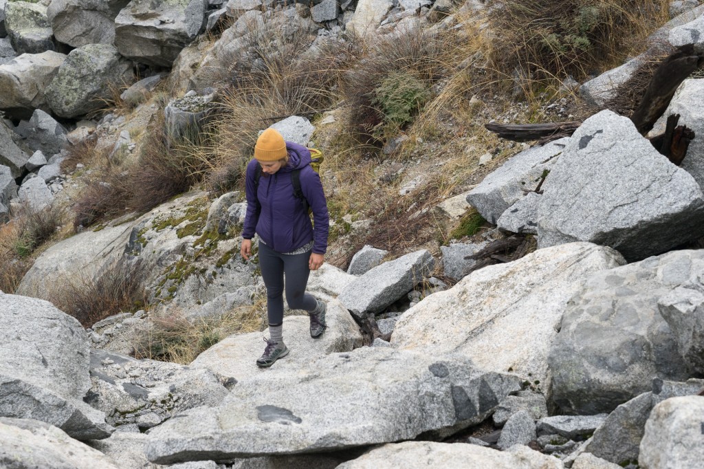 Revisión de botas de montaña vasque monolith ultradry para mujer: las suelas del monolith tienen un patrón de banda de rodadura moderado, que mantuvo...