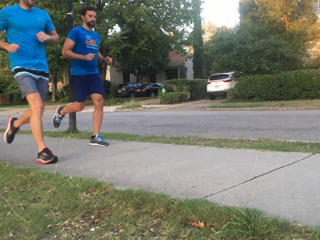 Pearl Izumi e:motion road n3 zapatillas para correr hombres revisión - el maratonista john stephens (izquierda) en los brooks glicerina 14 y el...