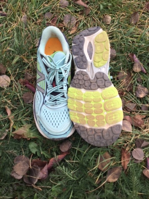 Revisión de las zapatillas para correr new balance 860 v7 para mujer: comodidad superior óptima junto con el sistema de amortiguación de espuma de los zapatos...