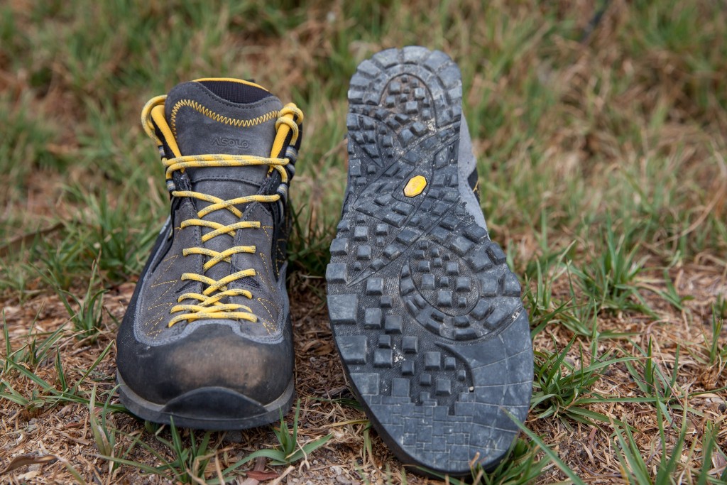 Revisión de las botas de montaña asolo jumla gv para hombre: el peso ligero de estas botas y la alta superficie de contacto las hicieron...