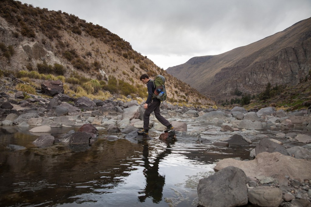 Revisión de las botas de montaña asolo jumla gv para hombre: prueba de tracción y estabilidad en las rocas irregulares de un arroyo en...