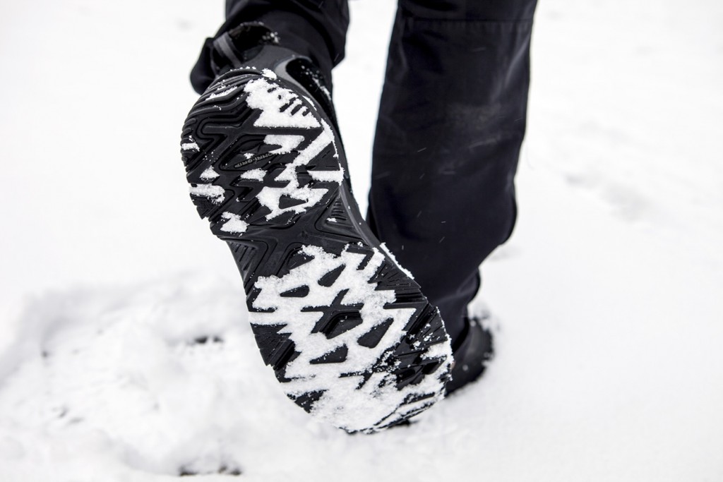 Revisión de las botas de invierno sin cordones Columbia Bugaboot II: muestra el patrón de tracción en las botas sin cordones Bugaboot II, hechas con...