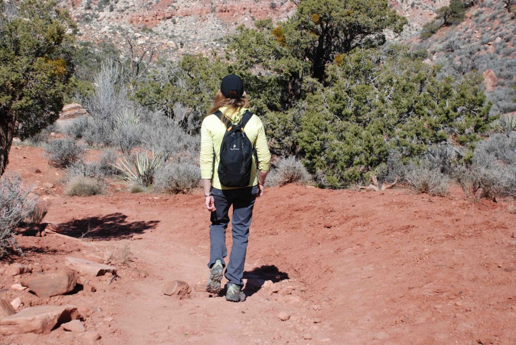 Revisión de zapatos de senderismo entusiastas para mujeres: incluso caminando por senderos planos, no sentimos mucho apoyo de este zapato.