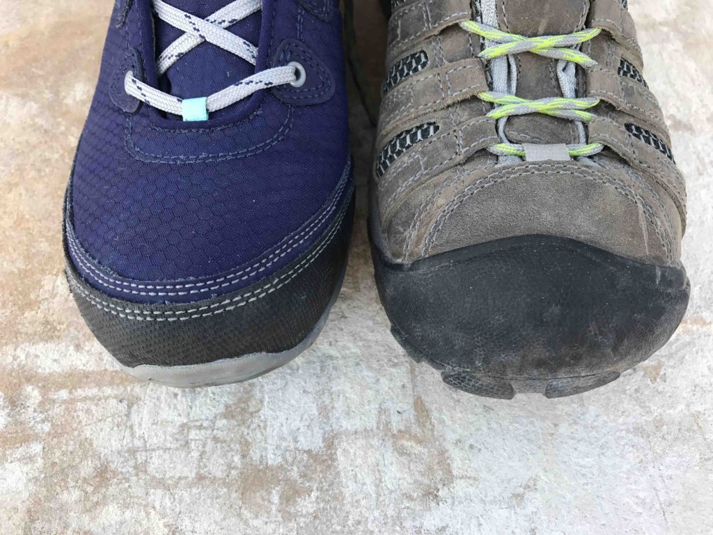 Revisión de los zapatos para caminar Voyageur para mujer de Keen: la puntera de goma del Voyageur (derecha) ofrece mucho mÔs...