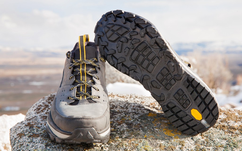 Revisión de los zapatos de senderismo Hoka Tor Summit Wp para hombre: las orejetas cuadrilÔteras que atraviesan el centro de la suela son...