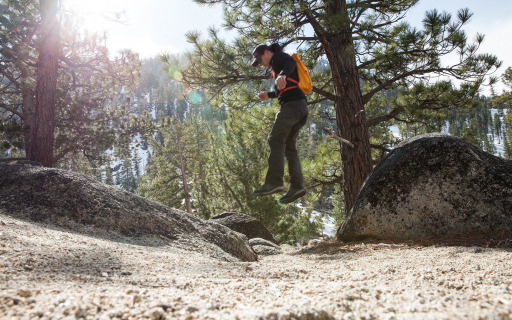 Revisión de los zapatos de senderismo Hoka Tor Summit Wp para hombre: pruebas de absorción de impactos en Tor Summit.