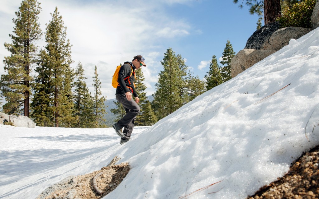 Revisión de los zapatos de senderismo Hoka Tor Summit Wp para hombre: prueba de tracción del modelo Hoka en las laderas nevadas del oeste...