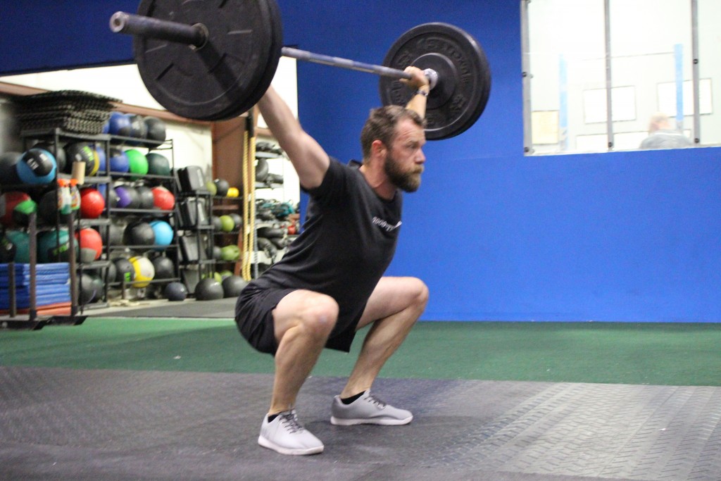 Revisión de las zapatillas nobull para crossfit: sentirse bien equilibrado, hacer un arranque en cuclillas con las zapatillas.