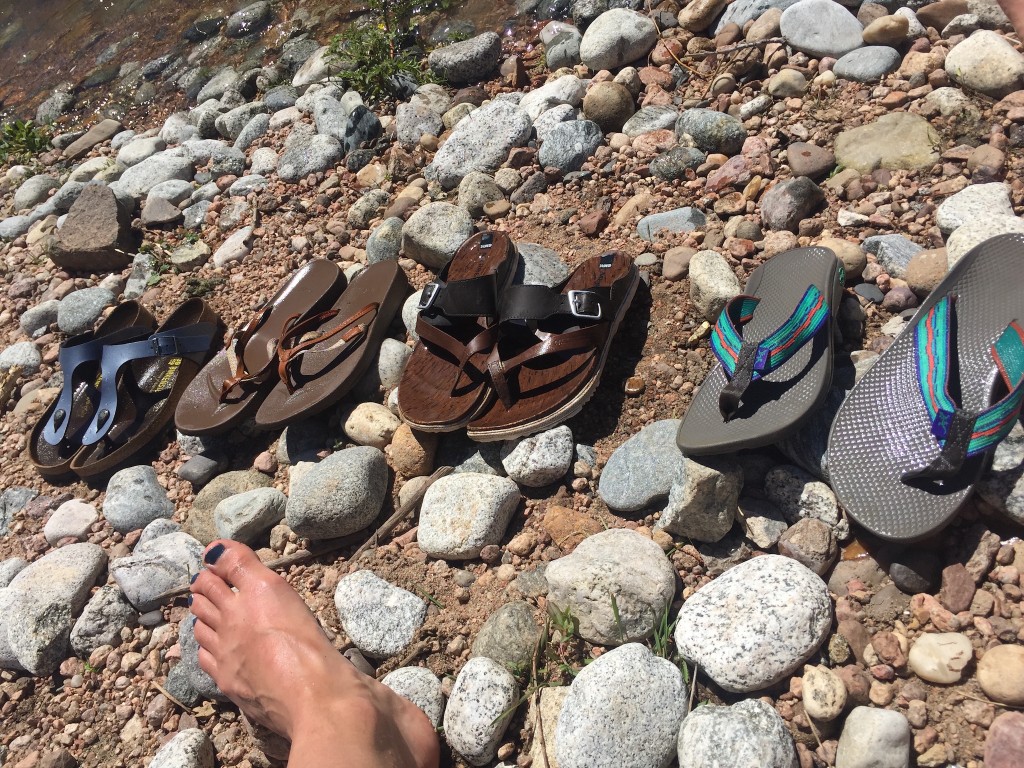 Revisión de chanclas chaco flip ecotread para mujer: para evaluar qué tan bien nuestras chanclas probadas pudieron manejar algunas situaciones graves...