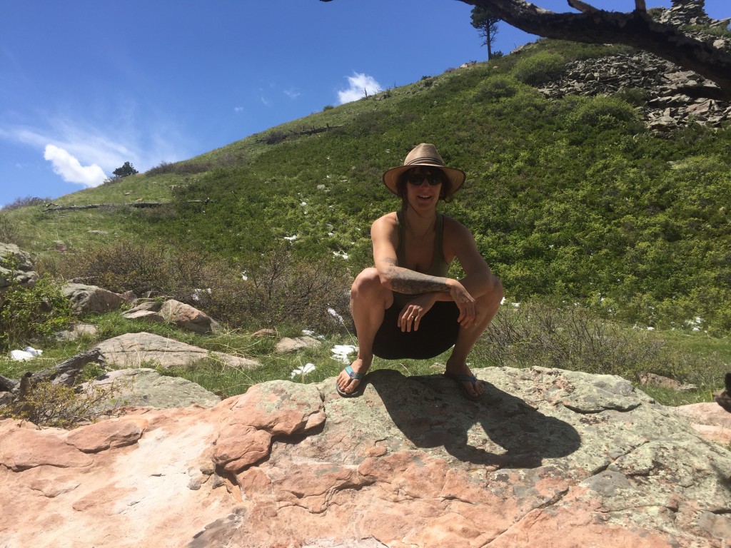 Revisión de chanclas chaco flip ecotread para mujer: estas chanclas se sienten como en casa en la naturaleza en terrenos accidentados.