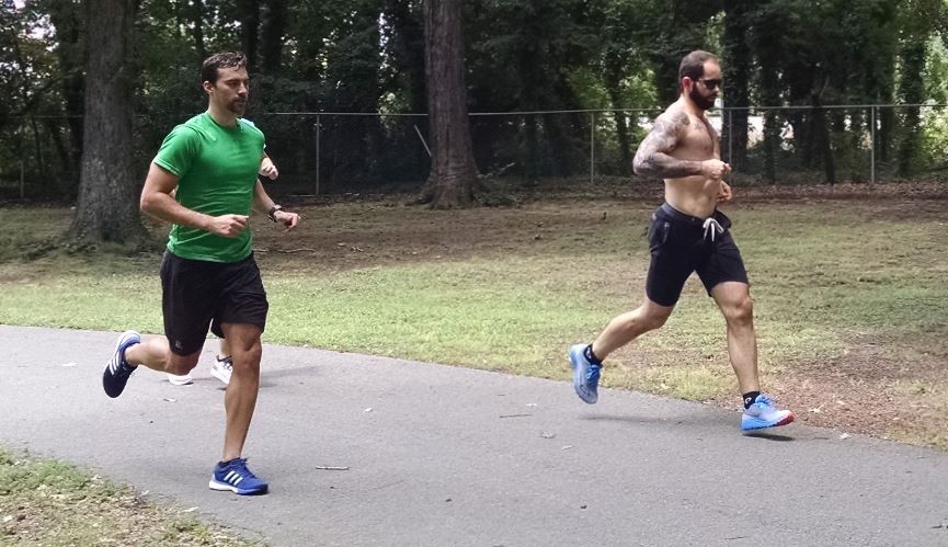 Revisión de las zapatillas para correr adidas adizero boston 6 para hombre: comparación de pisos de carreras: boston 6 (izquierda) y kinvara 8 (derecha)