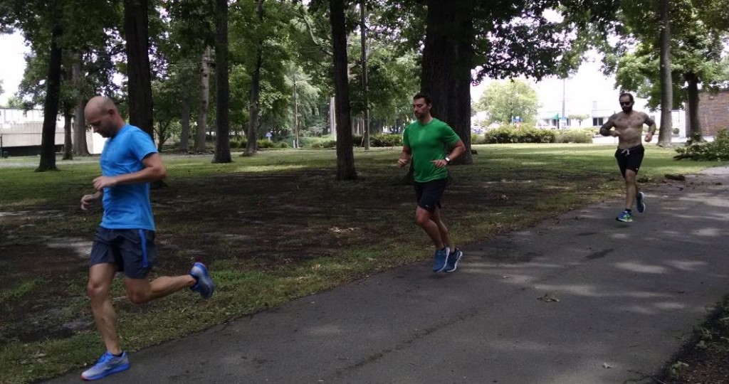 Revisión de zapatillas para correr Saucony Kinvara 8 para hombre: el autor (en el medio, en la nube) compara notas sobre algunos de nuestros mejores...