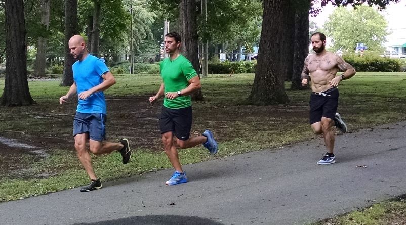 Revisión de las zapatillas para correr Saucony Kinvara 8 para hombre: comparando notas con corredores durante un encuentro lado a lado con...