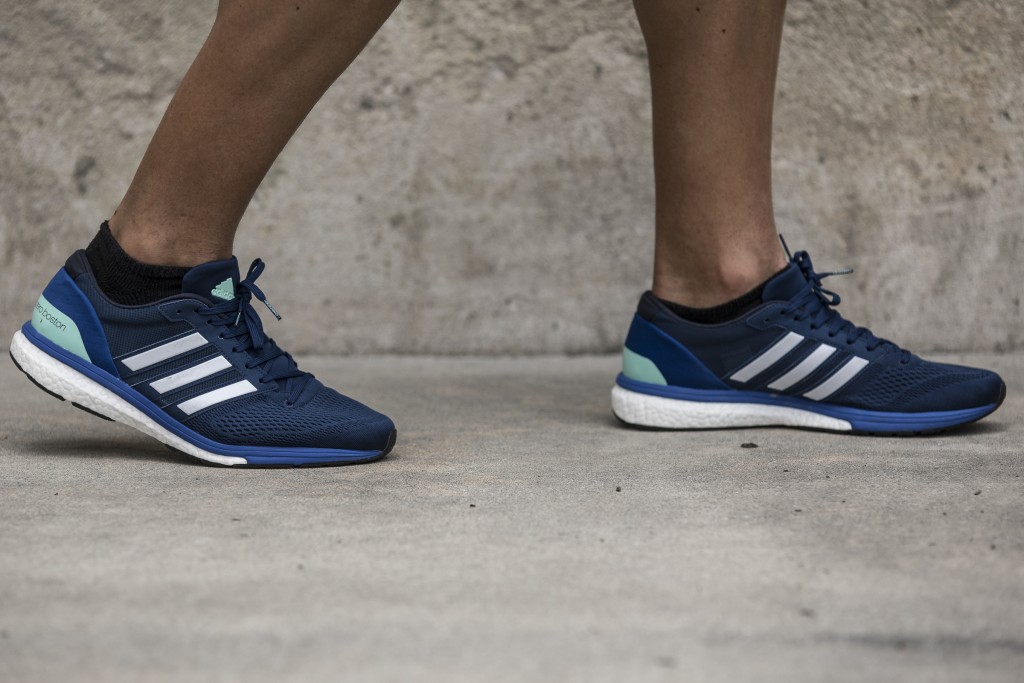 Revisión de las zapatillas para correr adidas adizero boston 6 para hombre: la parte superior de malla simplificada lo convierte en un zapato muy transpirable.