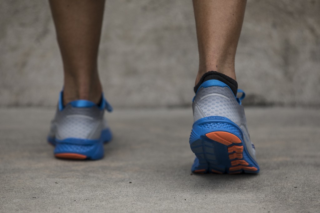 Revisión de las zapatillas para correr Saucony Kinvara 8 para hombre: el acolchado grueso y una amplia plataforma de aterrizaje le dan a las Kinvara 8...