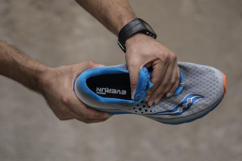 Revisión de las zapatillas para correr saucony kinvara 8 para hombre: las kinvara 8 cuentan con una lengüeta acolchada mÔs gruesa y una parte superior mÔs delgada.
