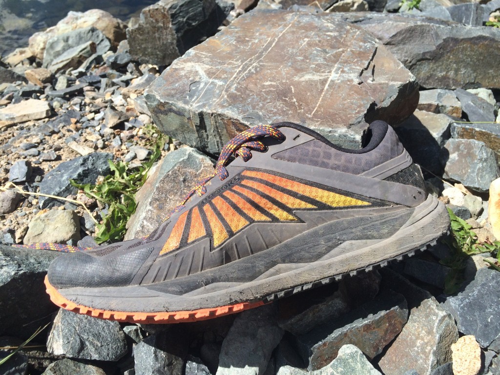 Revisión de las zapatillas de trail running Brooks Caldera 2 para hombre: aquà puedes ver la gran cantidad de amortiguación de espuma en la entresuela y...