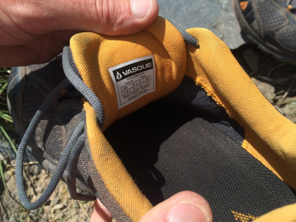 Revisión de las zapatillas de trail running Vasque Constant Velocity II para hombre: en esta foto se puede ver el denso acolchado de espuma alrededor del tobillo...