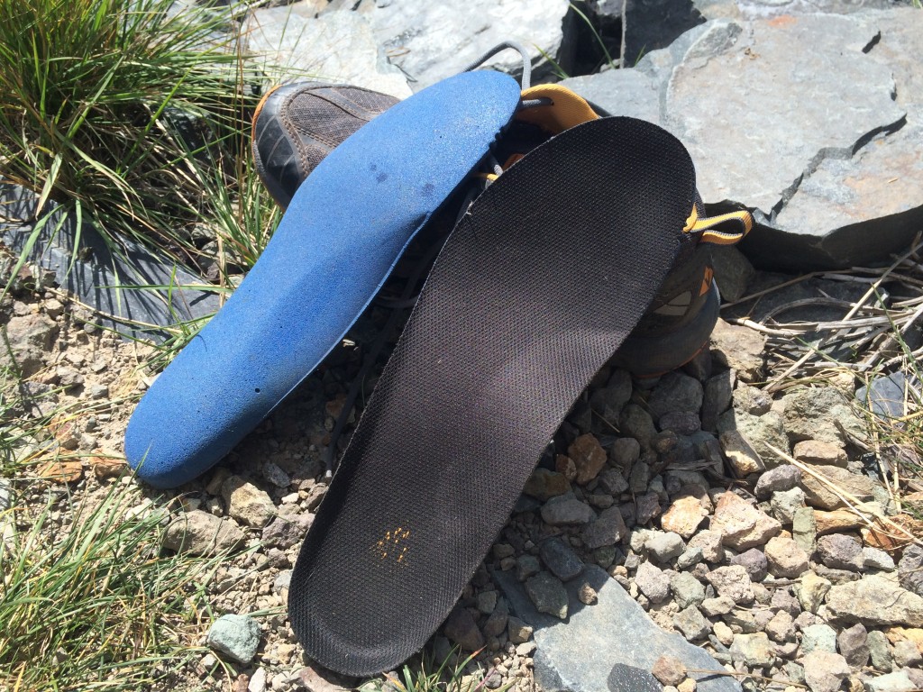 Revisión de las zapatillas de trail running Vasque Constant Velocity II para hombre: muestra las inserciones de la plantilla, superior e inferior, para la constante...