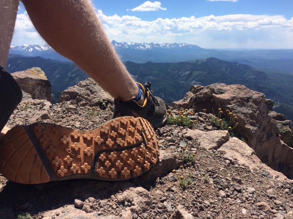 Revisión de las zapatillas de trail running Vasque Constant Speed āāII para hombre: sentado en la cima del palacio de justicia de montaƱa en Cimarrons, en las afueras de Ridgeway...