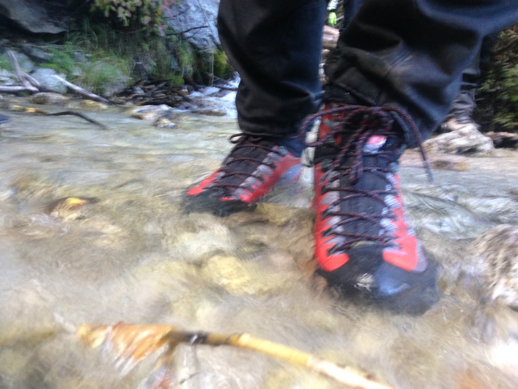 Revisión de las botas de montaña la sportiva trango trk gtx para hombre: incluso cuando solo se sumergieron hasta los cordones, esta fue una de las que mÔs fugas...