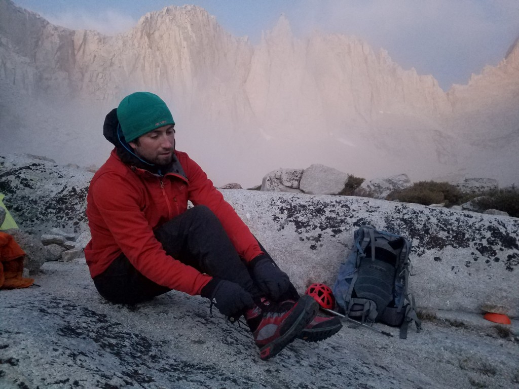 Revisión de las botas de montaña la sportiva trango trk gtx para hombre: el probador ryan huetter acurrucÔndose sus botas la sportiva trk antes de...