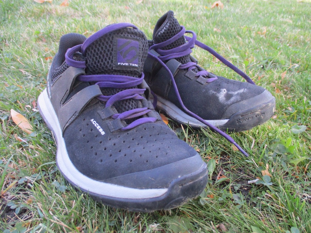 Cinco diez accesos para mujeres se acercan a la revisión de zapatos: los cordones son mÔs cortos que cualquier otro zapato en esta revisión.