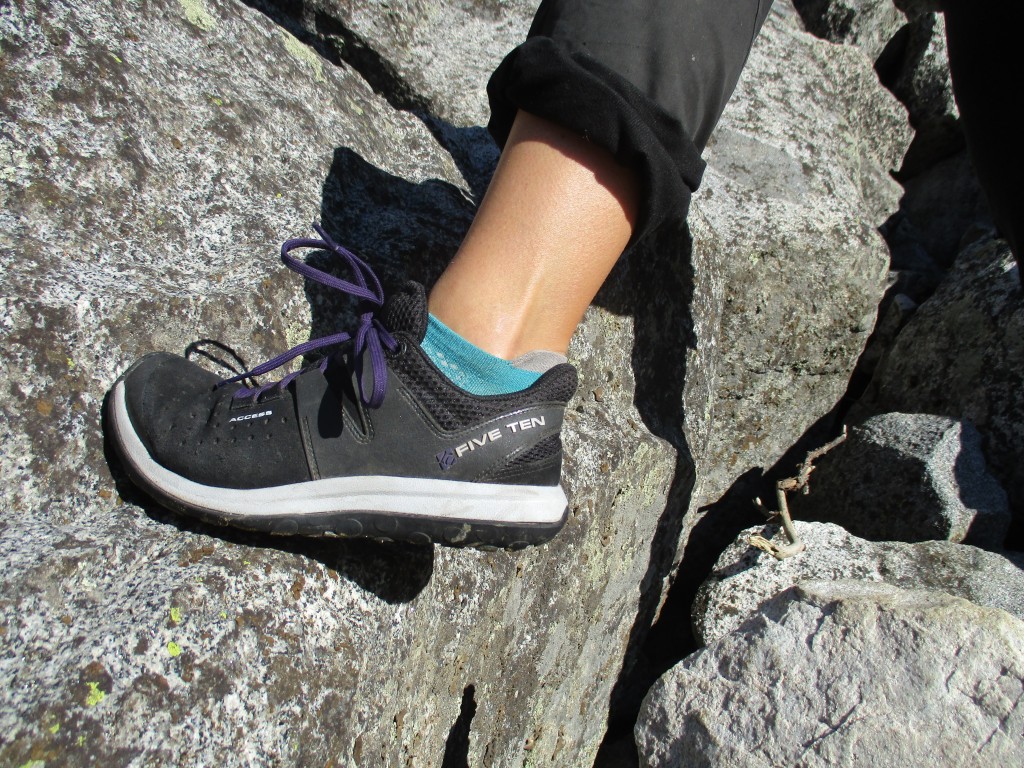 revisión de zapatos de aproximación de cinco diez accesos para mujeres: el acceso demuestra su rendimiento en escalada menos que estelar.