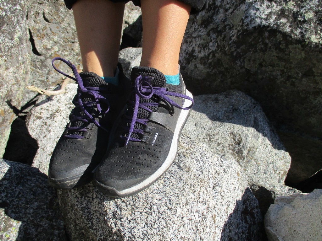 revisión de zapatos de enfoque de cinco diez accesos para mujeres: el acceso supera sus lĆmites en el granito de Yosemite.