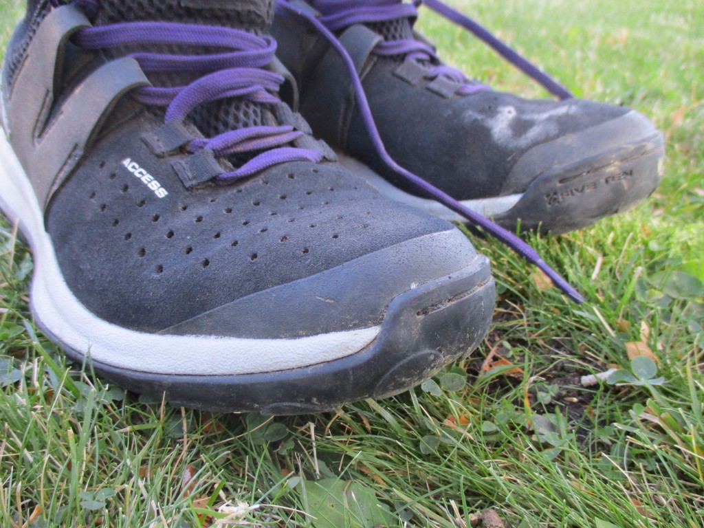 revisión de zapatos de aproximación de cinco diez accesos para mujeres: la punta redondeada del acceso hace que los bordes sean deficientes.