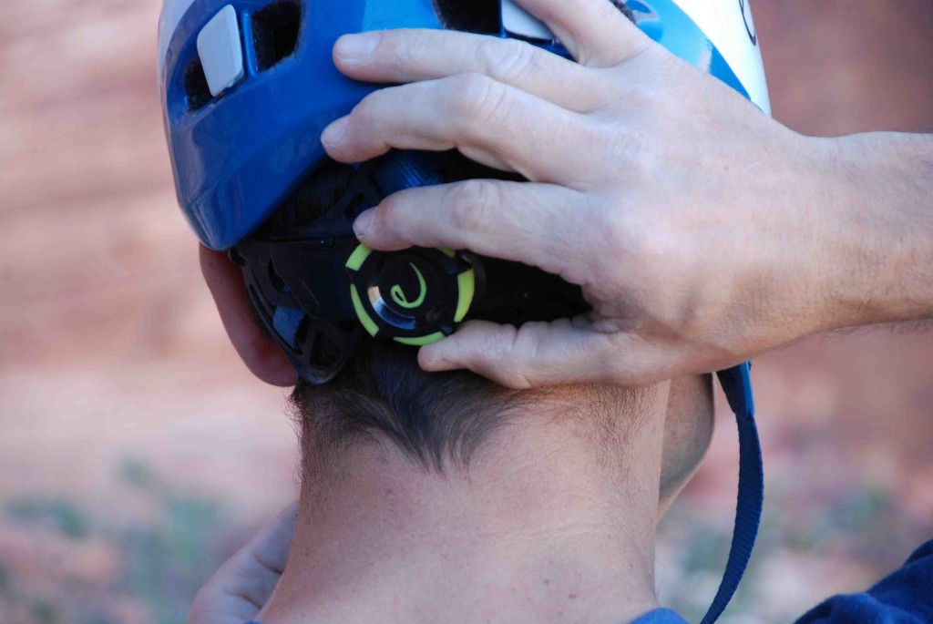Revisión del casco de escalada Edelrid Shield II: la rueda de clic le permite ajustar el tamaño rÔpidamente y con solo...