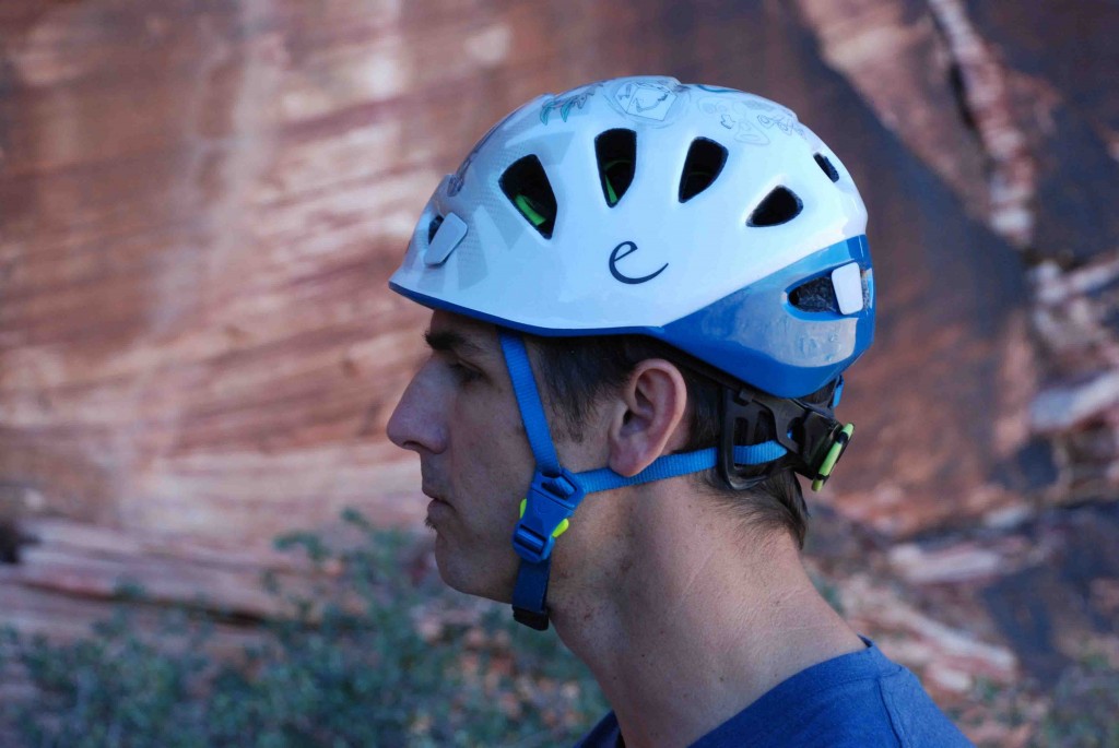 Revisión del casco de escalada Edelrid Shield II: este casco tiene amplias ranuras de ventilación, pero aún hace mÔs calor que...