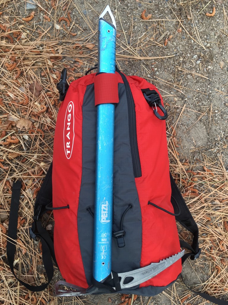Revisión de la mochila de escalada Trango Ration: este podría ser el accesorio para piolet más rápido de nuestra prueba.