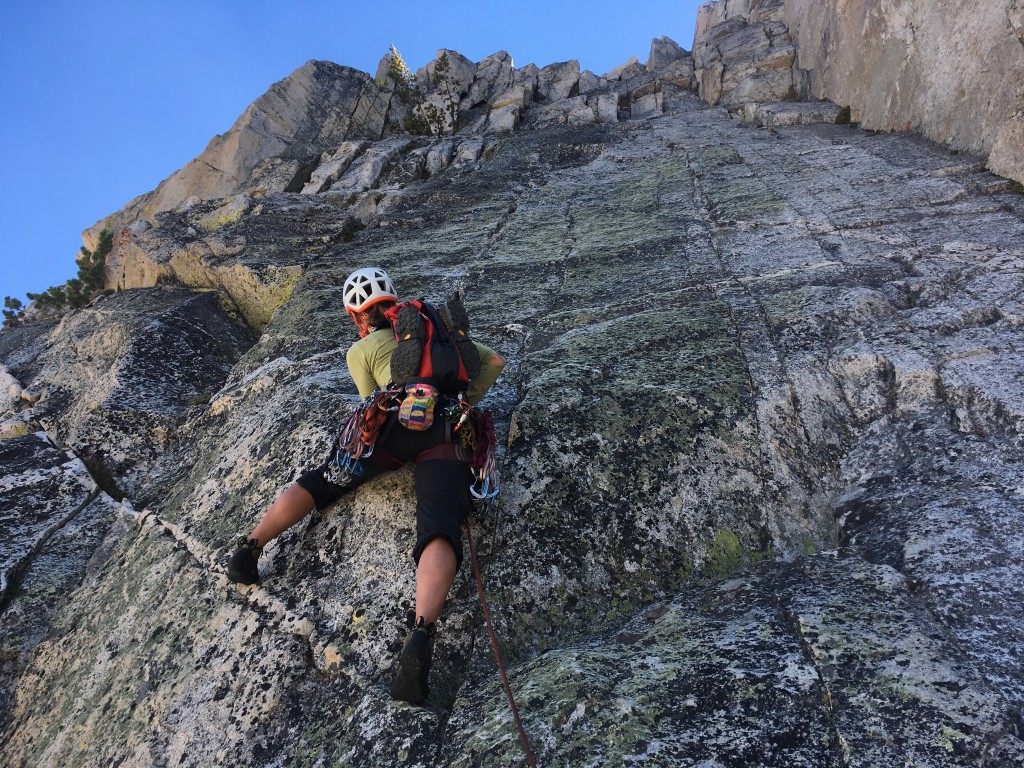 Revisión de la mochila de escalada trango ration: Kelly despega del aseguramiento con la ración.