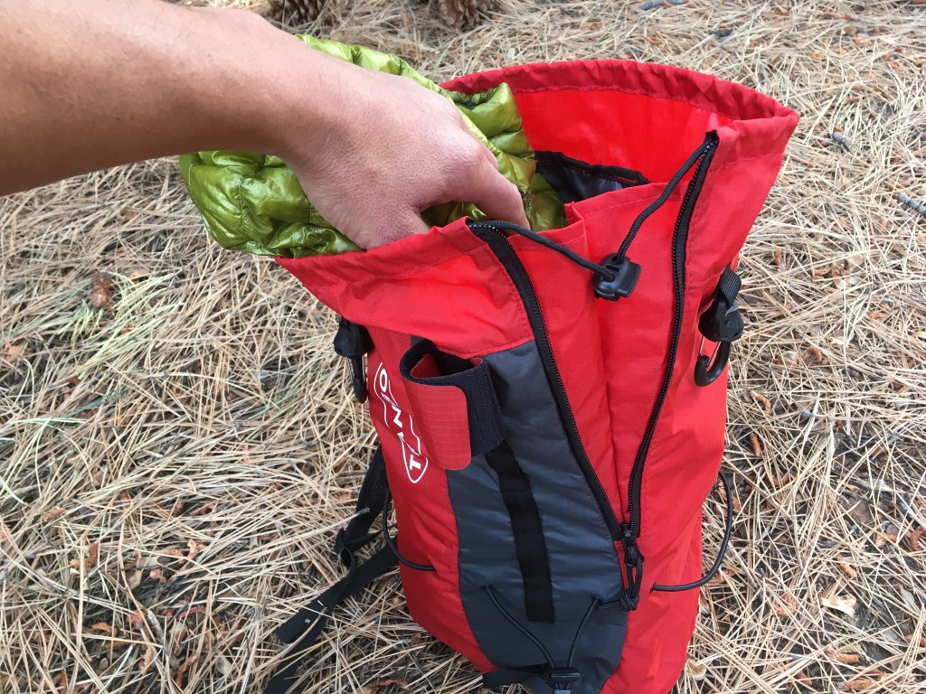 Revisión de la mochila de escalada Trango Ration: la funda de expansión hace que excavar en esta mochila sea mucho más fácil.