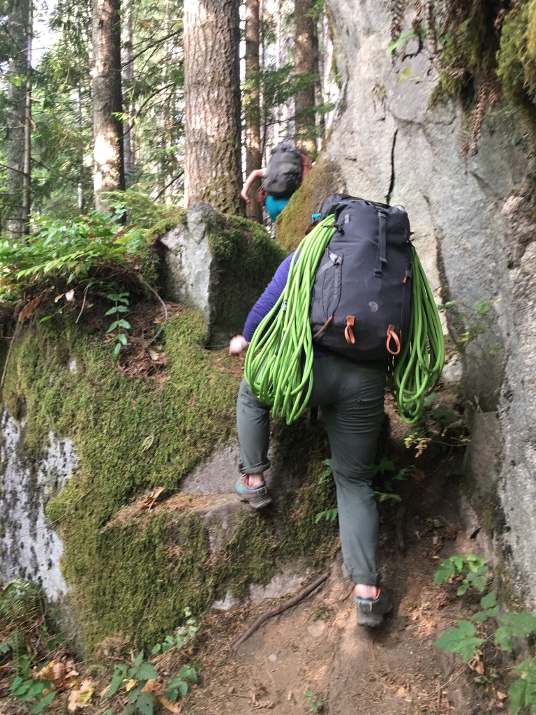 Revisión de la mochila de montañismo Mountain Hardwear Scrambler 30 Outdry: uno de nuestros probadores enmarcados más pequeños, un guía de montaña y un consumado...