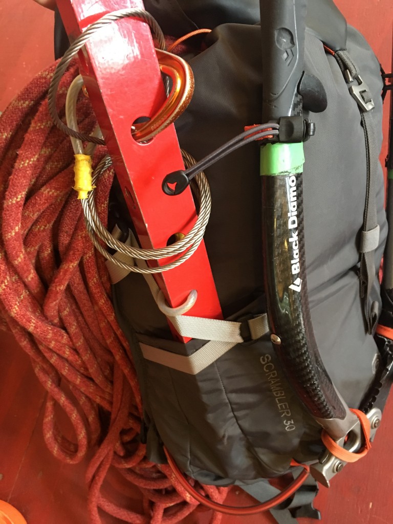 Revisión de la mochila de montañismo Mountain Hardwear Scrambler 30 Outdry: los bolsillos laterales son demasiado ajustados para una botella de agua, pero funcionan...