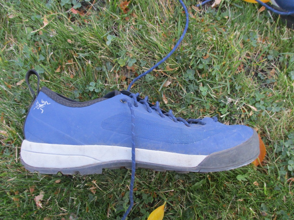 Revisión de zapatos de aproximación arc'teryx acrux sl para mujer: el perfil bajo del acrux sl lo convierte en una escalada increĆble...