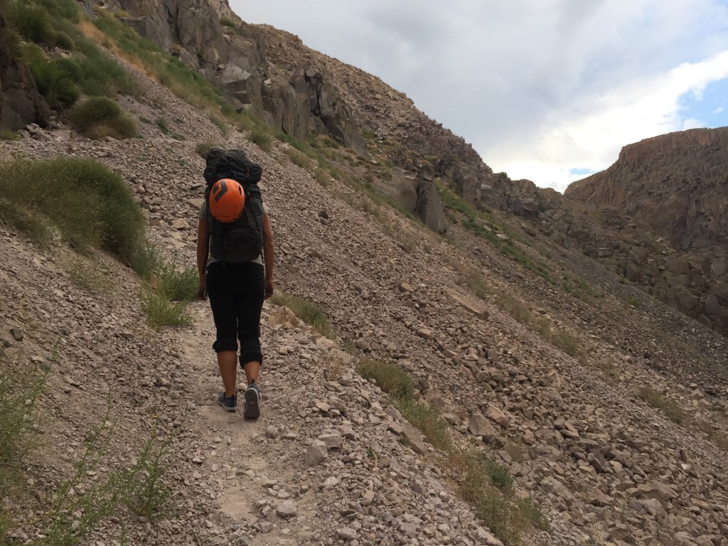 Revisión de zapatos de aproximación arc'teryx acrux sl para mujer: no tuvimos problemas para viajar por terrenos sueltos con el acrux sl.