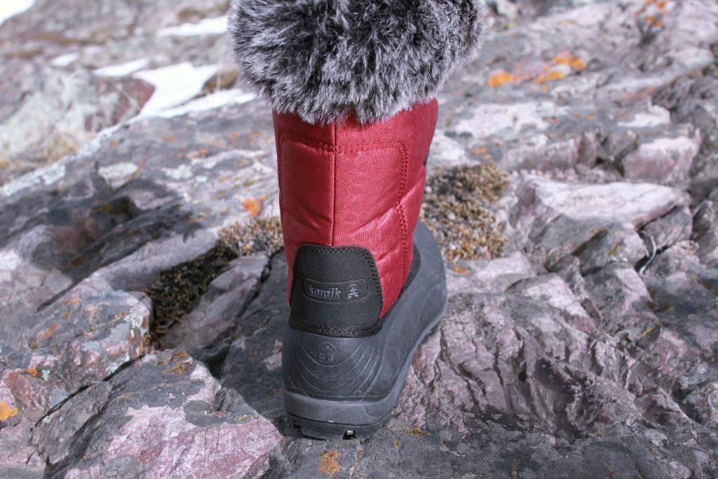 Revisión de las botas de invierno Kamik Momentum para mujer: el eje mÔs largo es flexible mientras que el cuello de piel es lujoso y acogedor.