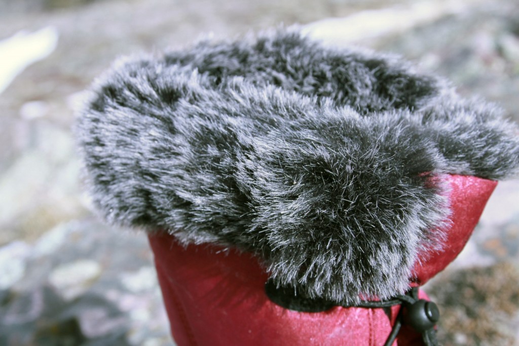 Revisión de las botas de invierno Kamik Momentum para mujer: el cuello de piel sintética retiene el calor.