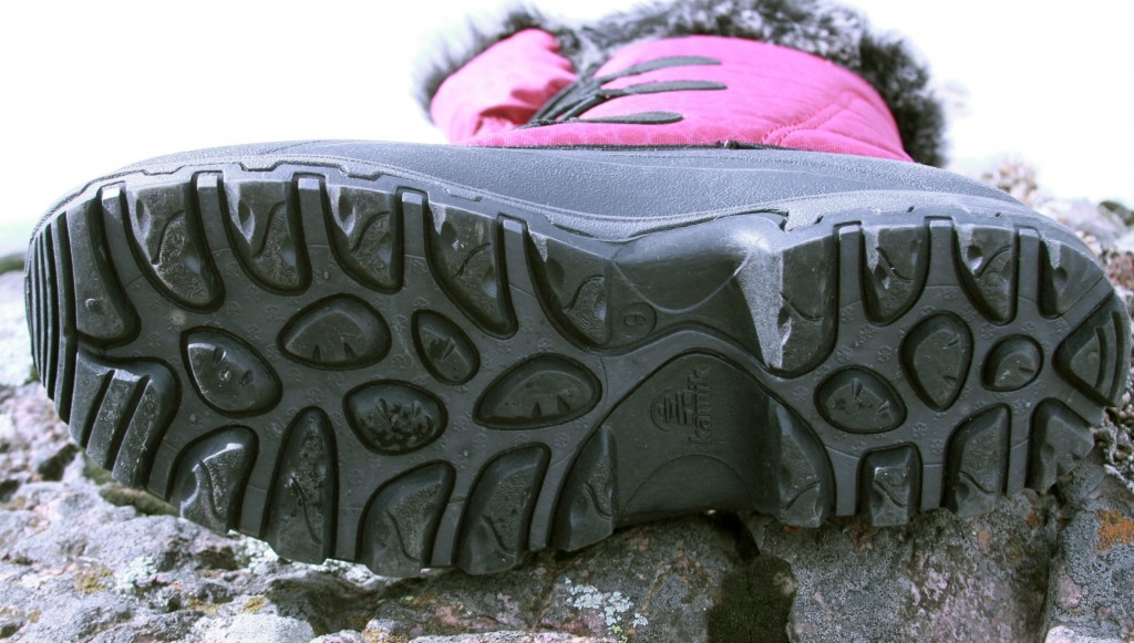 Revisión de las botas de invierno Kamik Momentum para mujer: la suela exterior es bastante robusta y proporciona una gran tracción en los senderos invernales.