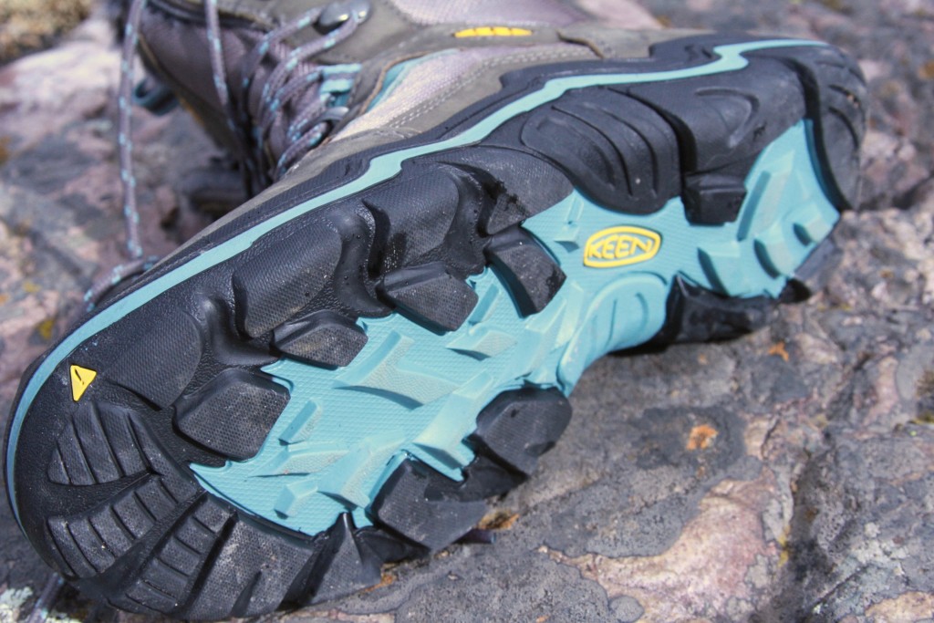 Revisión de botas de invierno Keen Durand Polar para mujer: esta suela exterior es súper robusta y muerde los senderos empinados de invierno con...