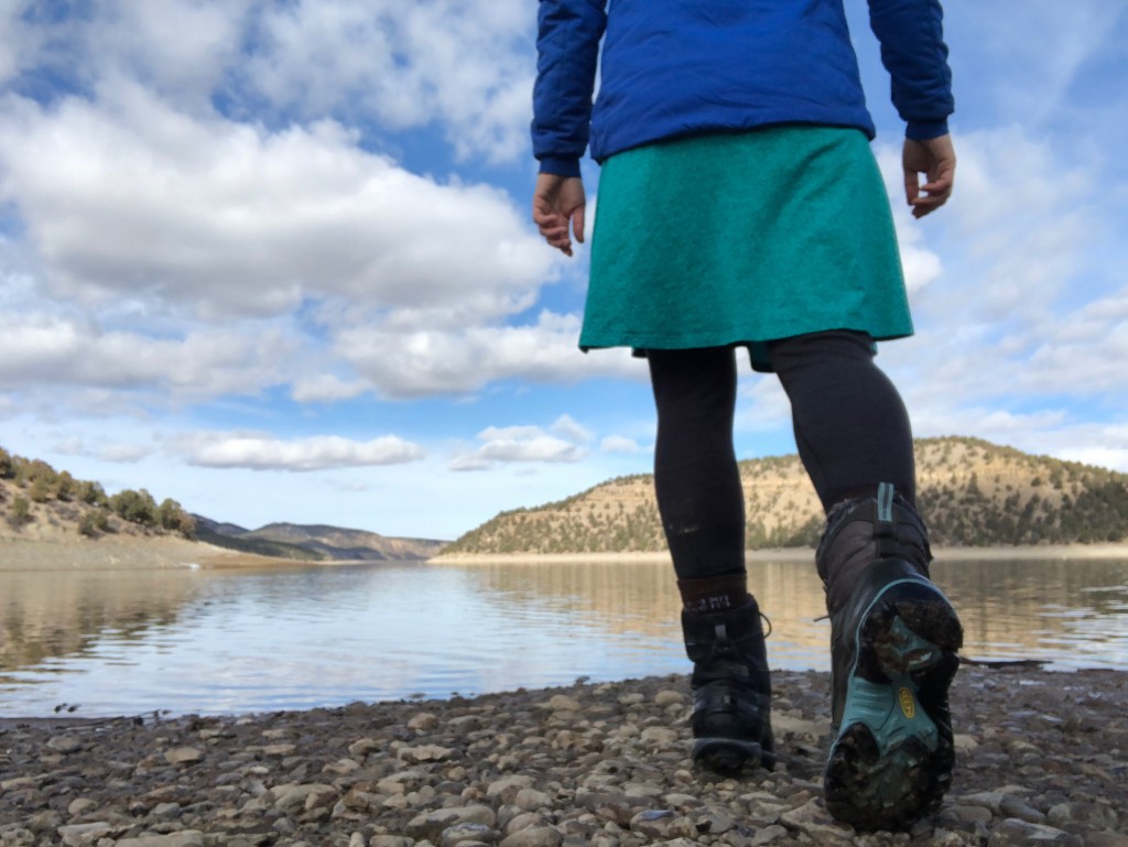 Revisión de botas de invierno Keen Durand Polar para mujer: una mirada al patrón de tracción desde lejos.