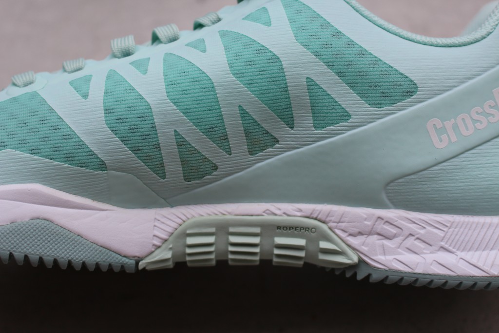 Revisión de los zapatos Reebok Crossfit Speed TR para mujeres Crossfit: la protección adicional que Reebok agrega al empeine de este zapato hace un...