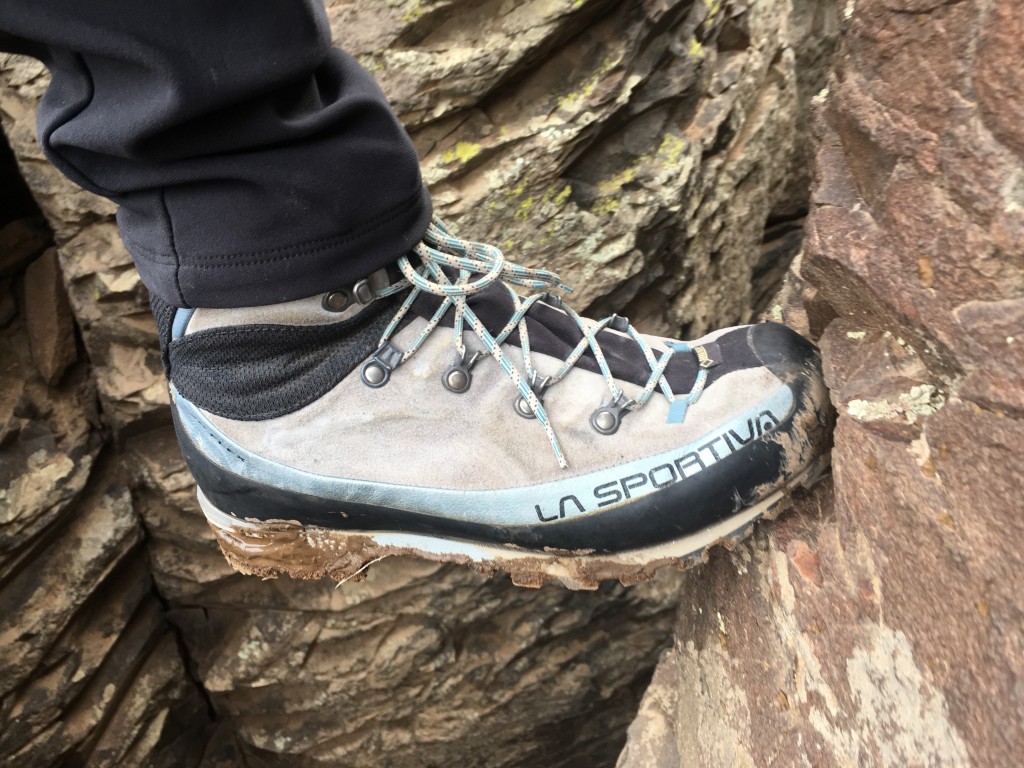 Revisión de botas de montañismo la sportiva trango alp evo gtx para mujer: la trango alp se mancha y bordea como un sueño en rutas de roca alpina.