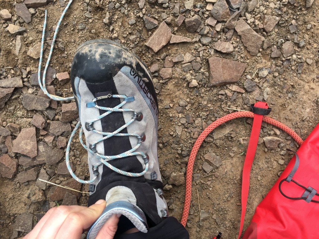 Revisión de botas de montañismo la sportiva trango alp evo gtx para mujer: la lengüeta completamente conectada garantiza que la membrana de gore-tex sea...